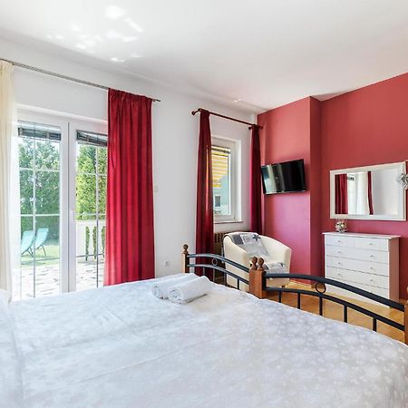 2 Bedroom Beautiful Apartment In Valtura Kültér fotó